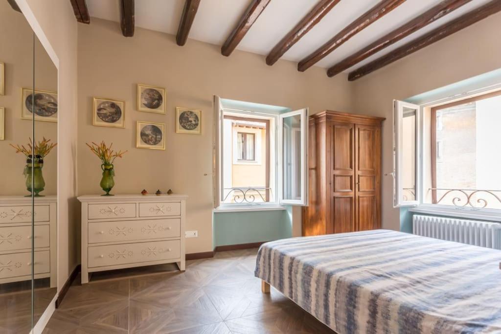 Apartmán Frangipane 31 Monti Terrace Řím Exteriér fotografie